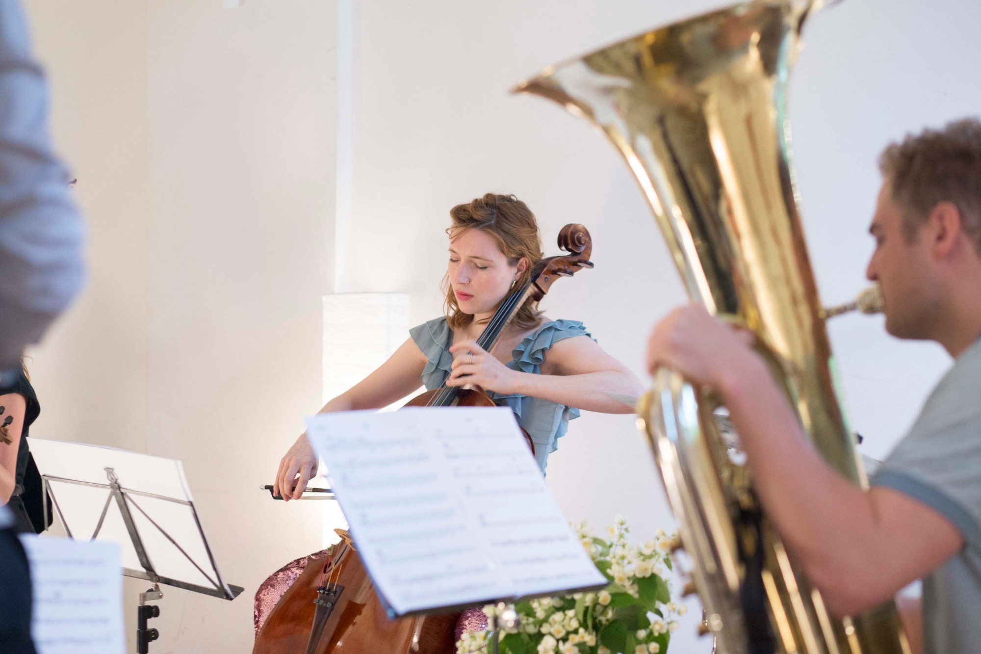 PanoramaPeng bei der Aufnahme: Cello und Tuba hinter Notenpulten