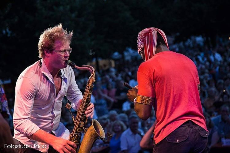 Viktor Wolf mit Tenorsaxophon live auf der Bühne
